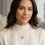 Colar com Pingente de Coração e menina