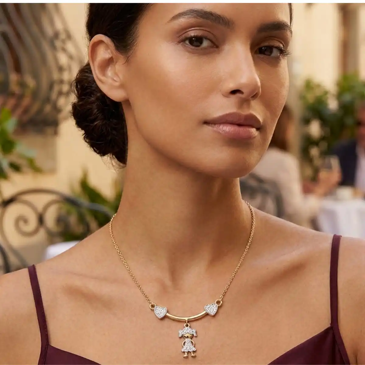 17 Colar com Pingente de Menina Folheado a Ouro 18k - Imagem 1