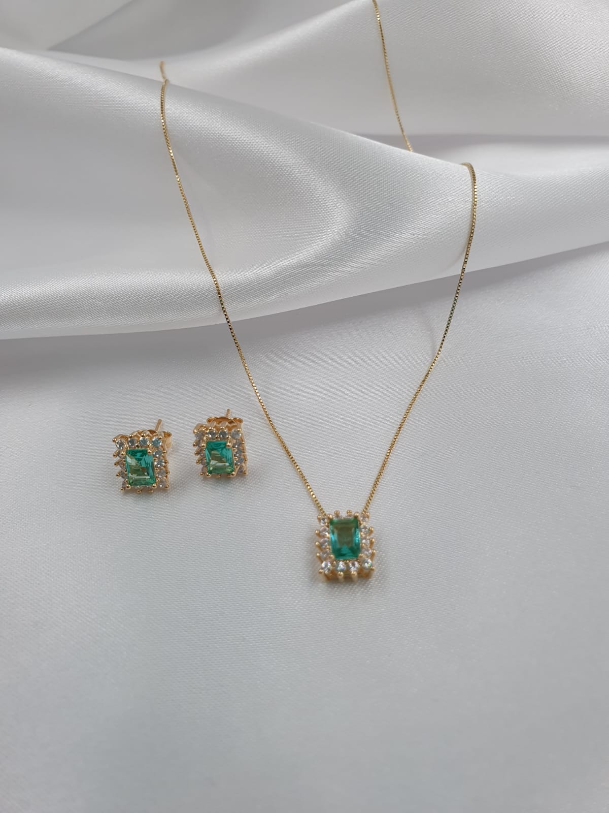 WhatsApp Image 2024-05-08 at 11.01.26 Conjunto Folheado a Ouro 18k Pedra Verde. - Imagem 1