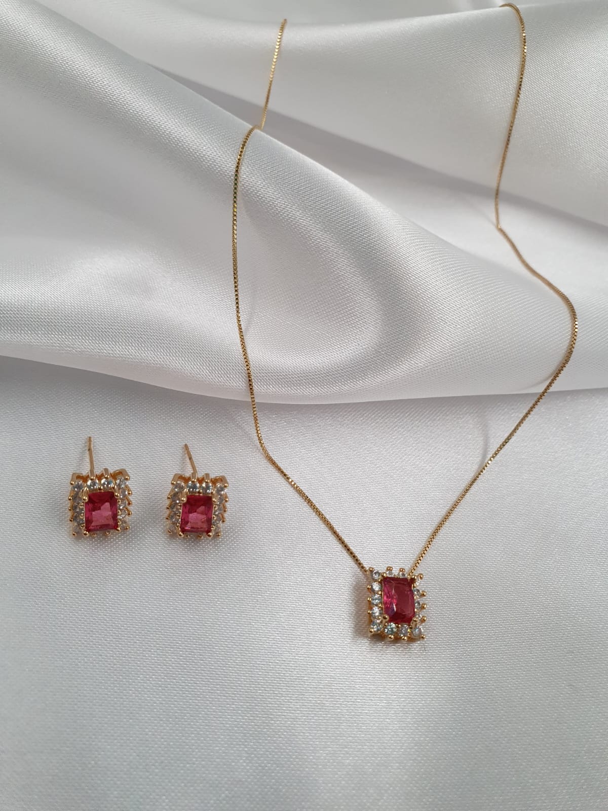 WhatsApp Image 2024-05-08 at 11.32.27 Conjunto de Colar e Brinco com Pedras Rosas - Imagem 1