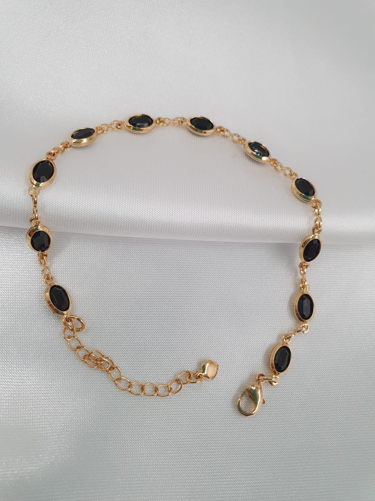 WhatsApp Image 2024-05-25 at 09.05.37(2) Pulseira com Pingentes Pretos Folheada a Ouro 18k - Imagem 1