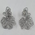 Brinco Flor com Detalhe em Zircônia.