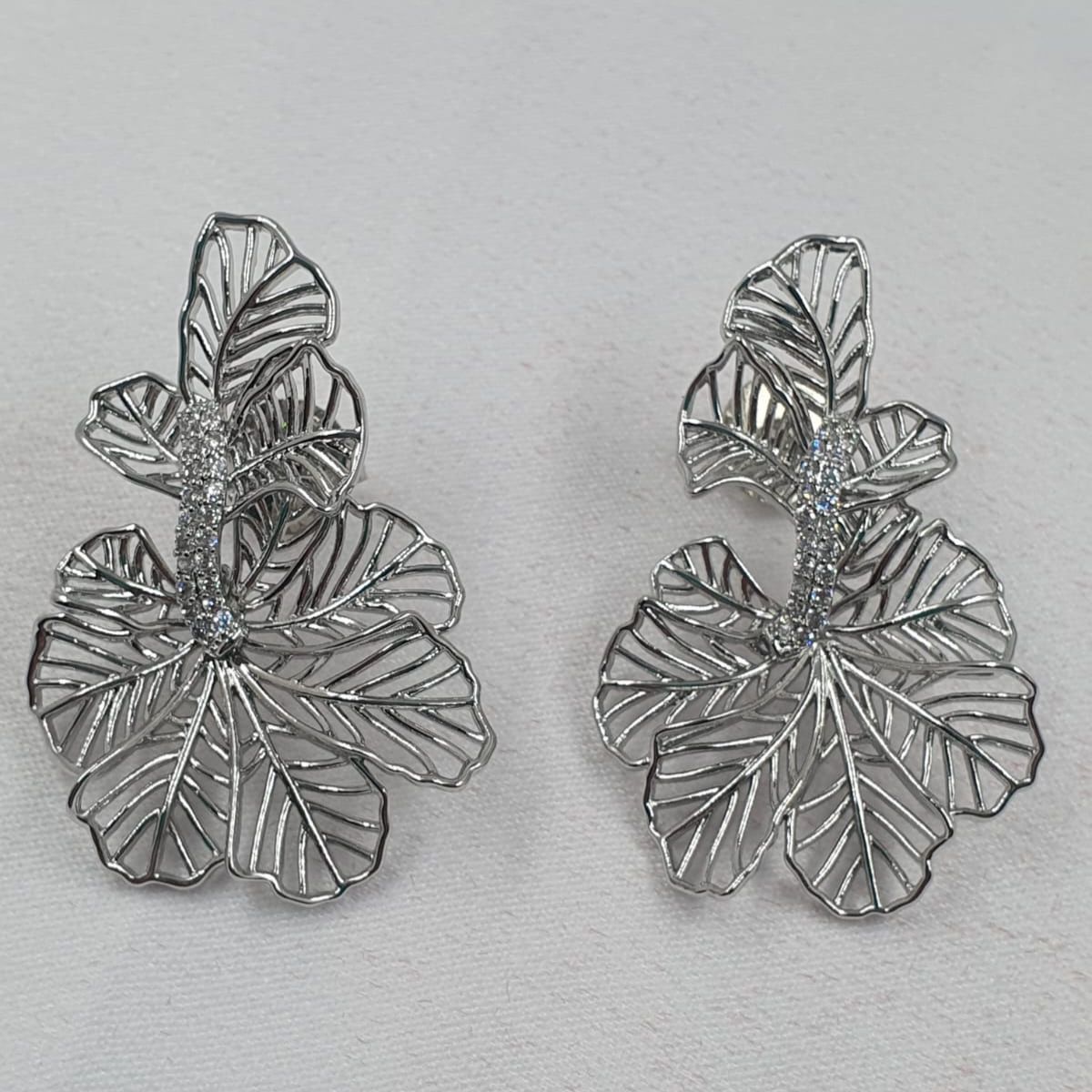 4 Brinco Flor com Detalhe em Zircônia. - Imagem 1