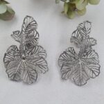 Brinco Flor com Detalhe em Zircônia. - Imagem 3