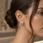Brinco Laço Dourado com Microzircônia. BLDM39
