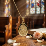 Colar com Medalha Divino Espirito Santo Folheada a Ouro 18k. - Imagem 2