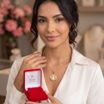 Colar com Medalha Nsra de Lurdes. Folheada a Ouro 18k.