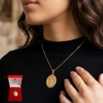 Colar com Medalha São Sebastião Folheado a Ouro 18k. - Imagem 2
