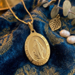 Medalha Nsra das Graças Folheada a Ouro 18k. - Imagem 3
